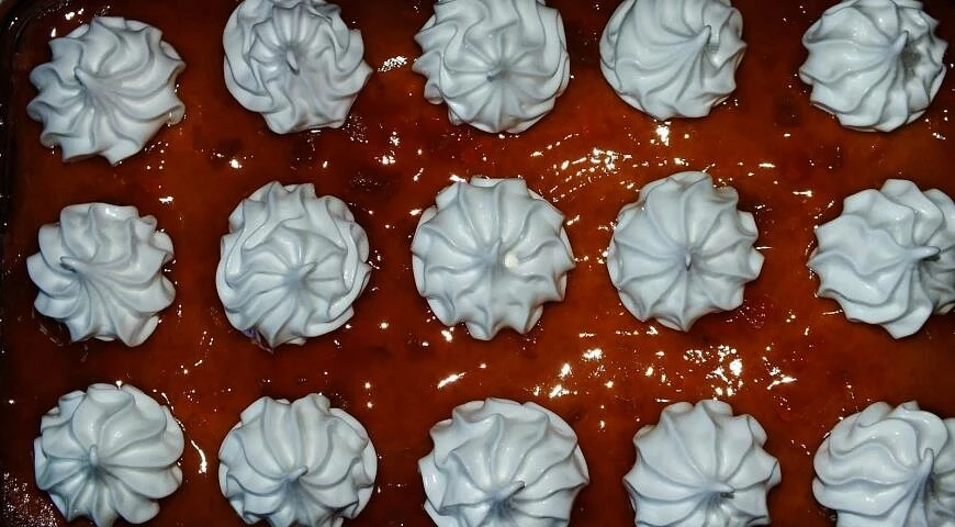 Cakes with apricot jam and meringue
