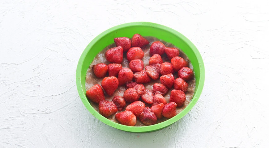 Fastenkuchen mit Erdbeeren