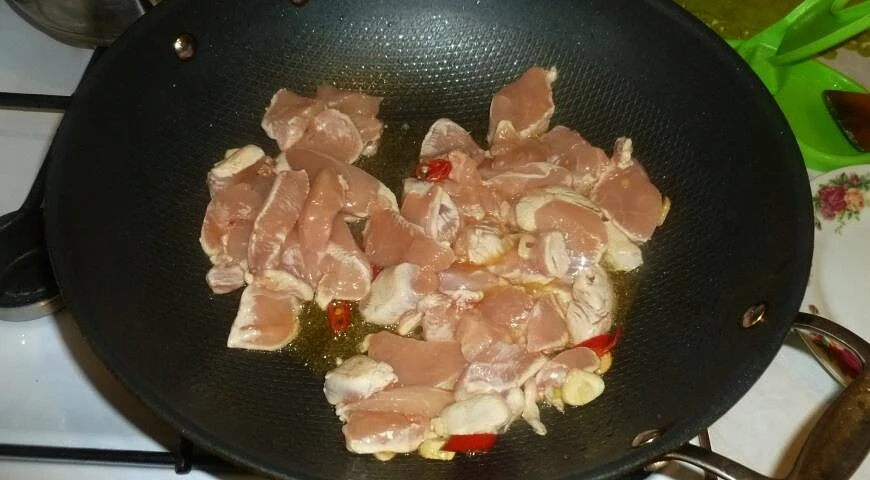Pollo con verduras al wok