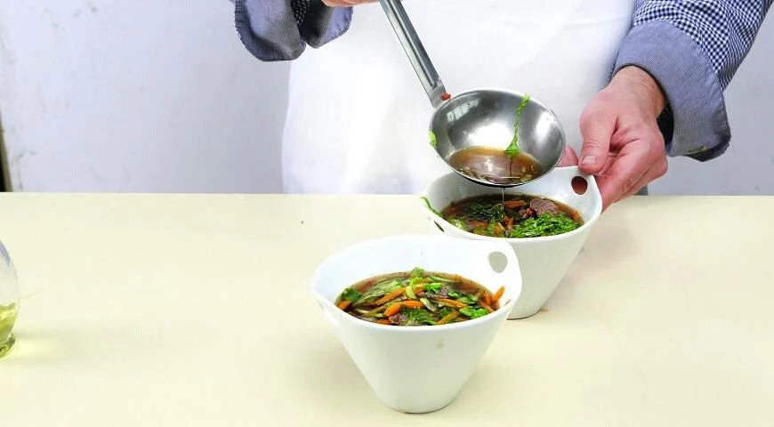 Vietnamesische Suppe mit Rindfleisch und Nudeln
