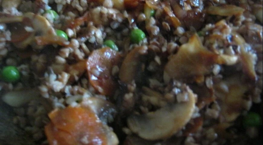 Buckwheat with vegetables and mushrooms
