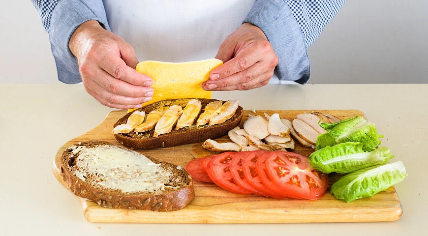 Sándwich caliente con pollo, queso y tomates