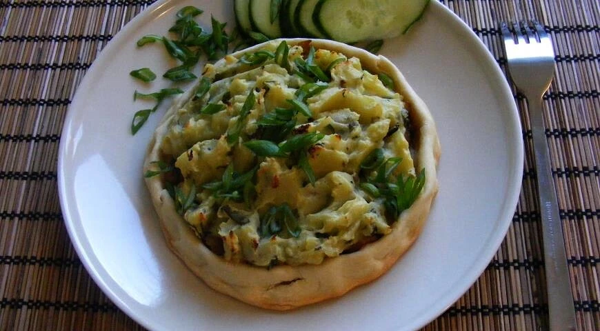 Unleavened dough baskets with potatoes and mushrooms