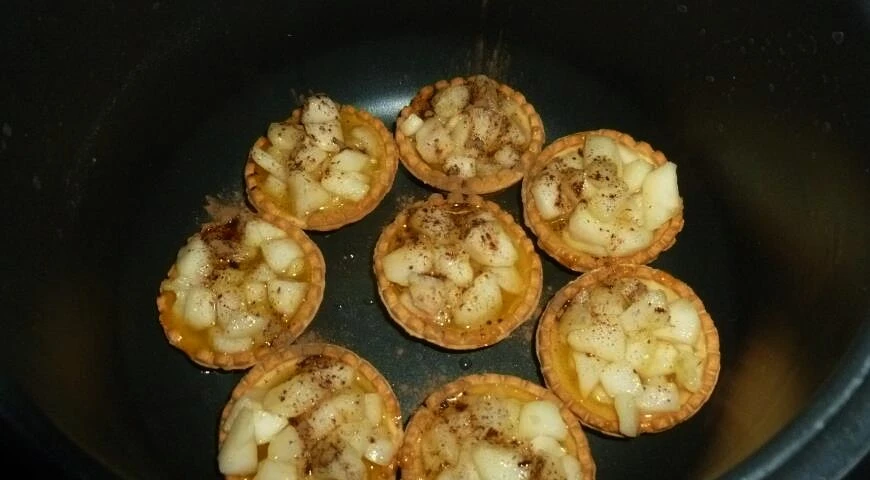 Tartlets with apples, honey and cinnamon