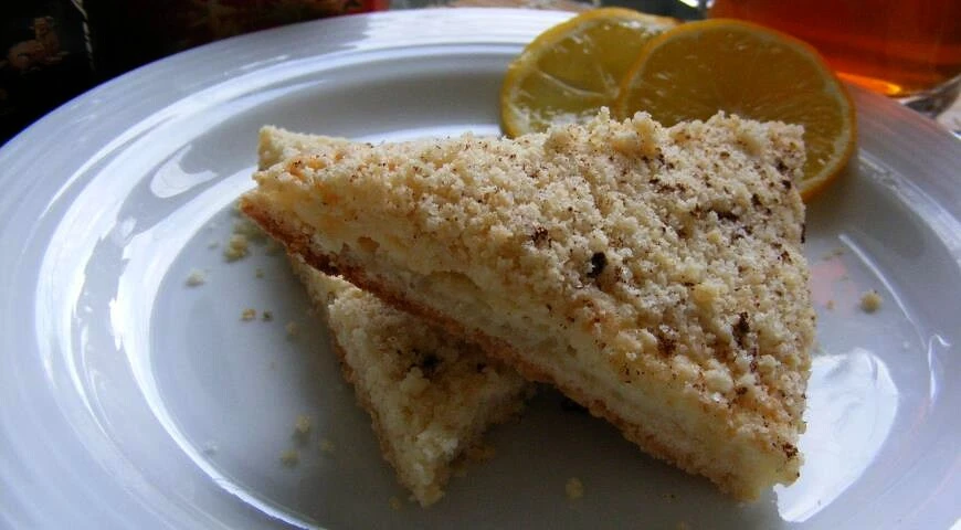 Crumbly cake with cottage cheese layer