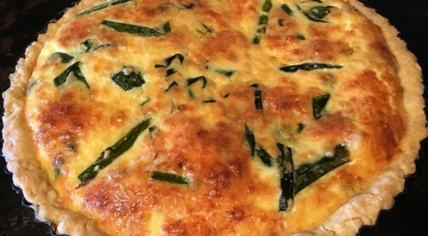 Quiche with green onions and asparagus