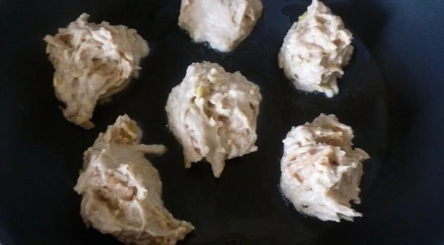 Buñuelos de manzana hechos con harina de trigo sarraceno