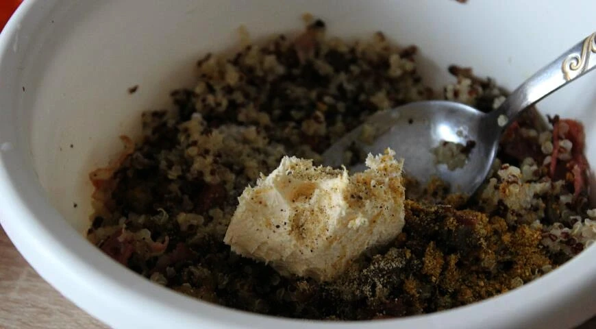 Mini-Paprikaschoten gefüllt mit Quinoa, Pilzen und geräuchertem Fleisch