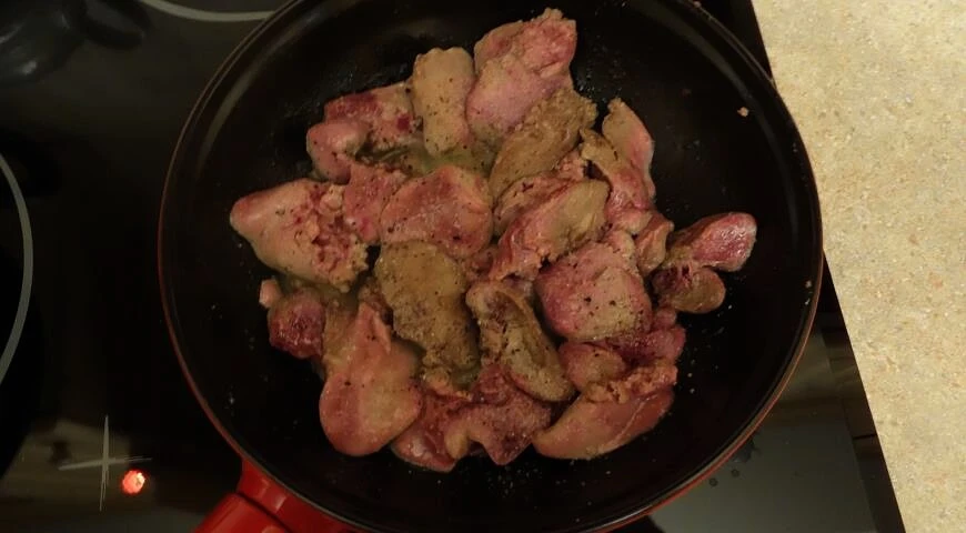 Ensalada de hígado de pollo y pera con cerezas en escabeche