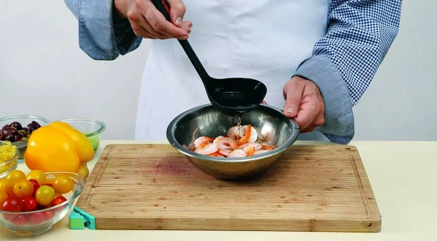 Fusilli salad with shrimps