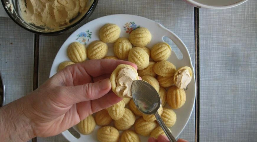 Sowjetische Nüsse mit Kondensmilch