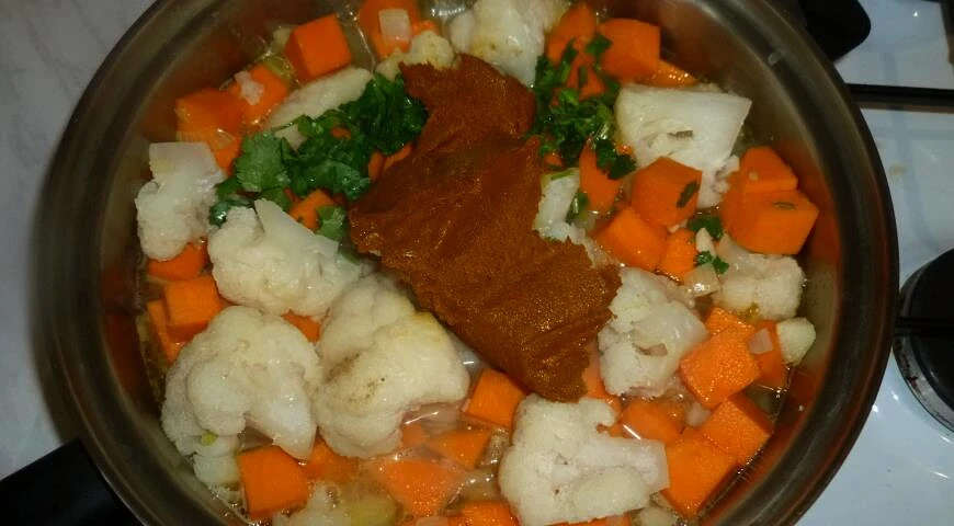 Curry de légumes avec riz basmati et citron épicé