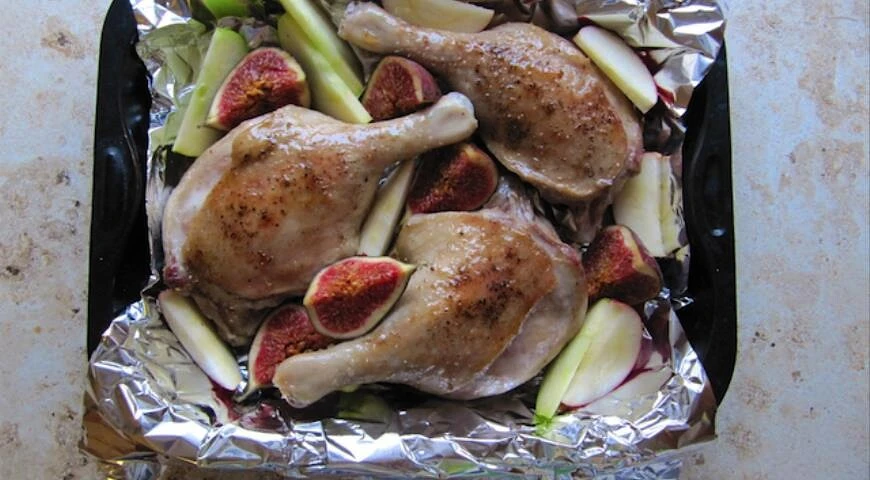 Honey duck baked with figs and apples