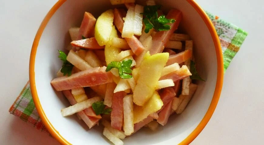 Ensalada de jamón con manzanas y rábanos