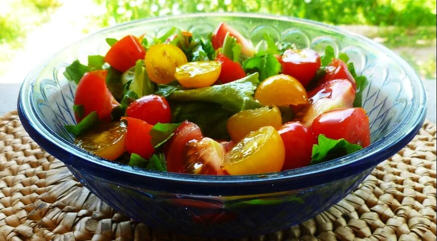 Salat mit Kräutern und Tomaten