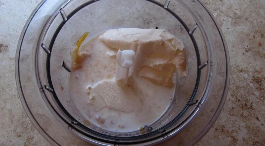 Dessert-cocktail of ice cream and baked apples