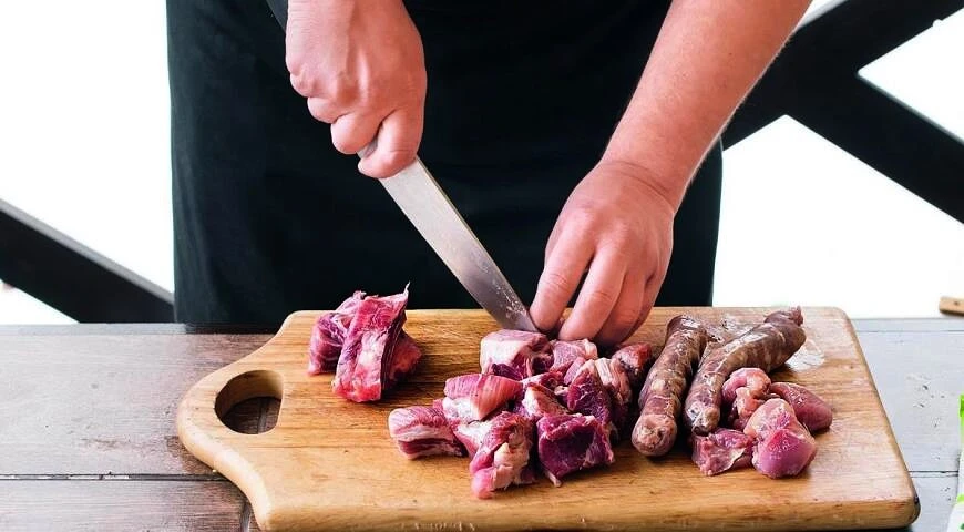 Paella au charbon de bois avec saucisses et trois types de viande
