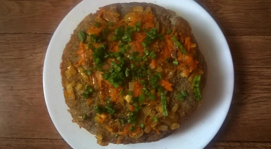 Torta de patata con cebollas y zanahorias