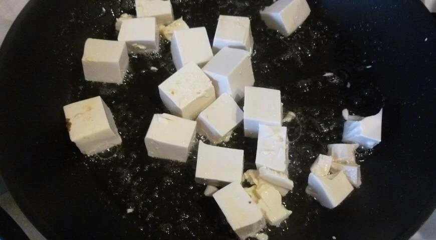 Insalata con tofu e condimento piccante al lime