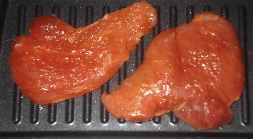Cerdo a la parrilla con salsa de grosellas rojas
