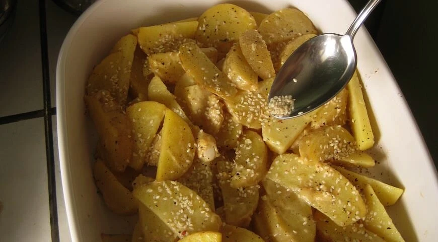 Potatoes baked with mustard sauce and sesame seeds