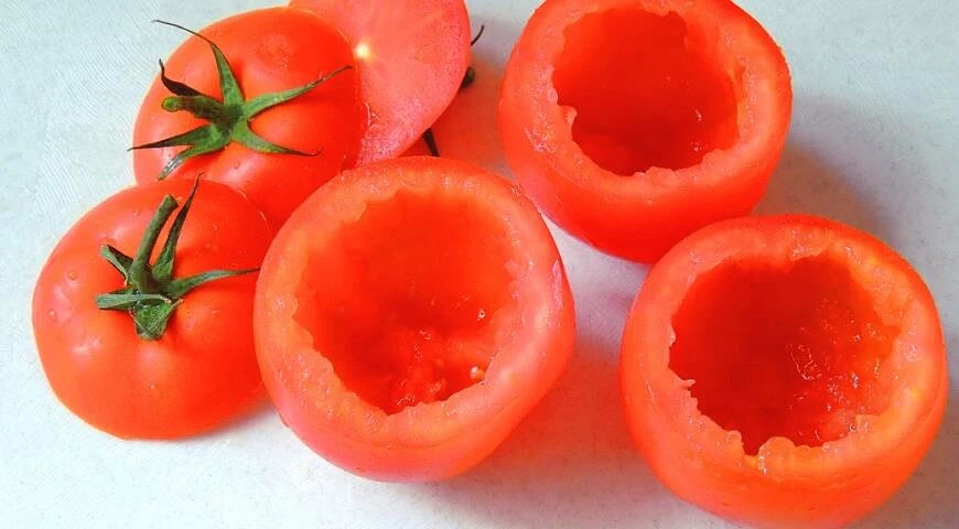 Tomaten mit Käse und Ei, in der Mikrowelle gebacken