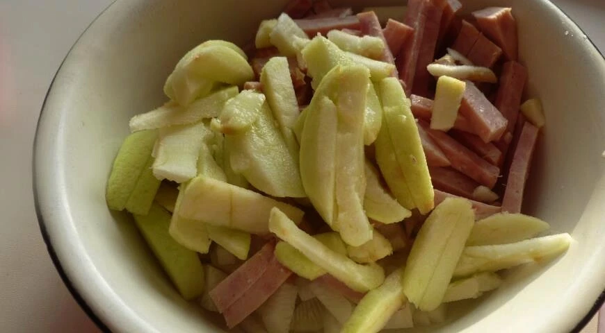 Ensalada de jamón con manzanas y rábanos