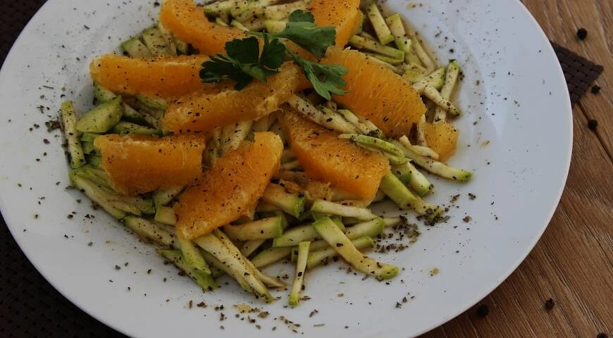 Zucchini salad with orange