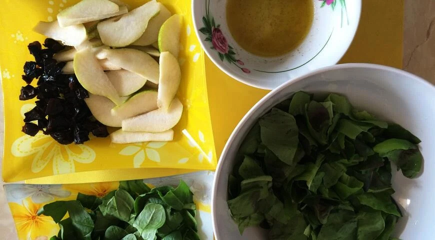 Spinach salad with turkey, pear and grapefruit