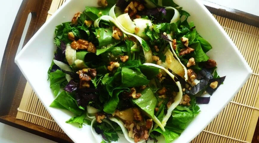 Sorrel salad with young zucchini and nuts