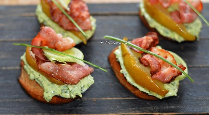 Open sandwich with bacon and caramelized pear