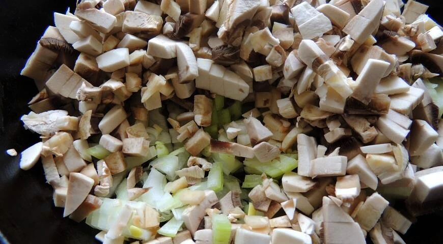 Vegetable salad with mushrooms