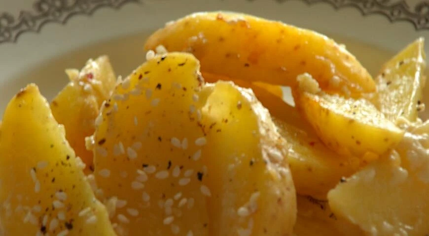 Potatoes baked with mustard sauce and sesame seeds