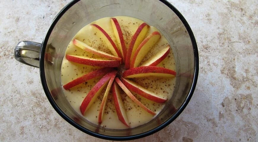 Pastel en una taza con manzanas