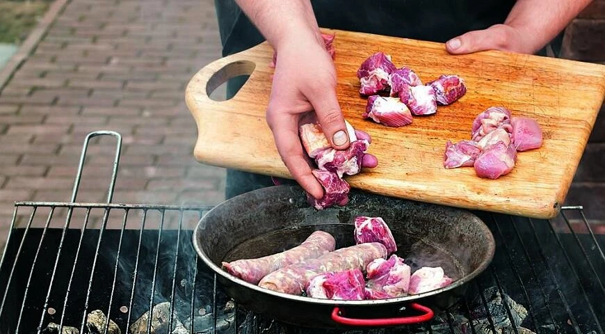Holzkohle-Paella mit Würstchen und drei Fleischsorten