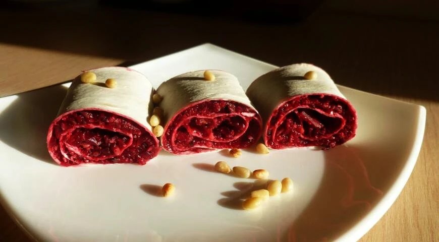 Beetroot rolls with olives and pine nuts