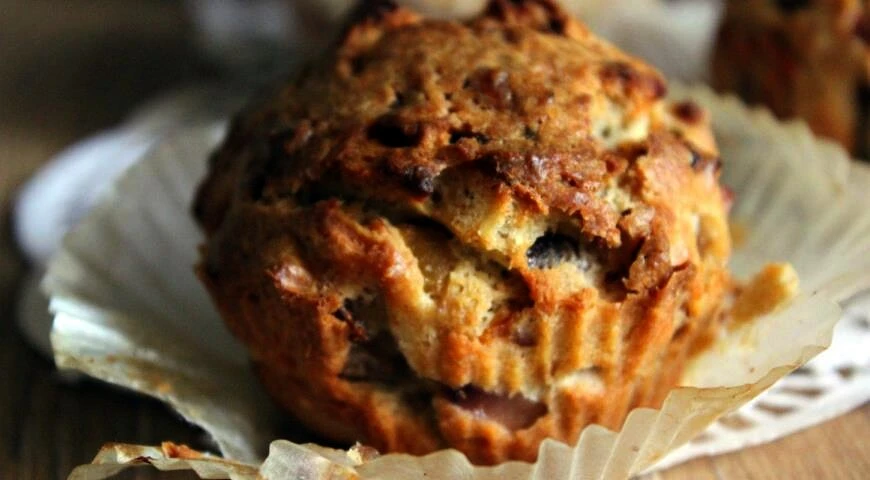 Snack di muffin di segale con pancetta e cipolla rossa