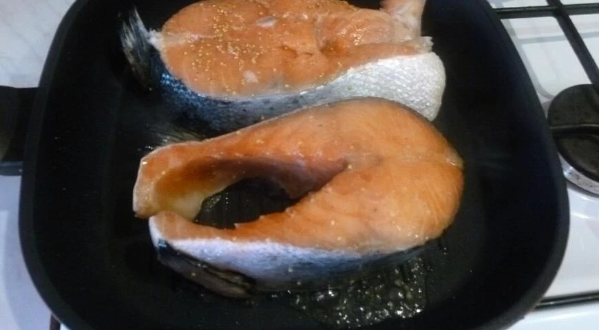 Salmone con insalata di radicchio e carote
