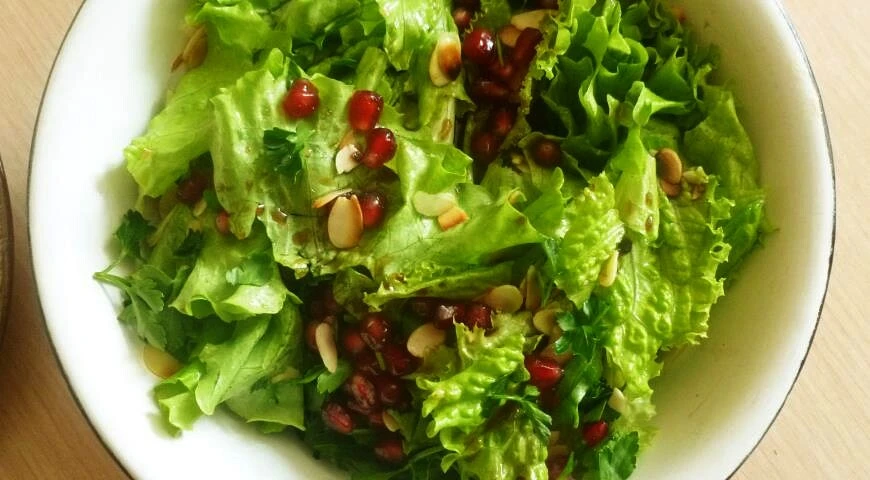 Salad with pomegranate and almonds