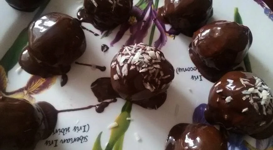 Schokoladenbonbons mit getrockneten Früchten