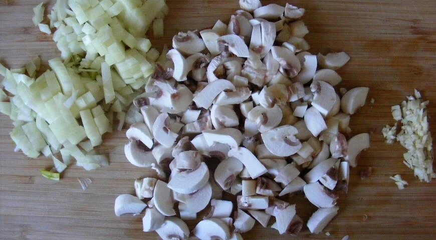 Paniers de pâte sans levain avec pommes de terre et champignons