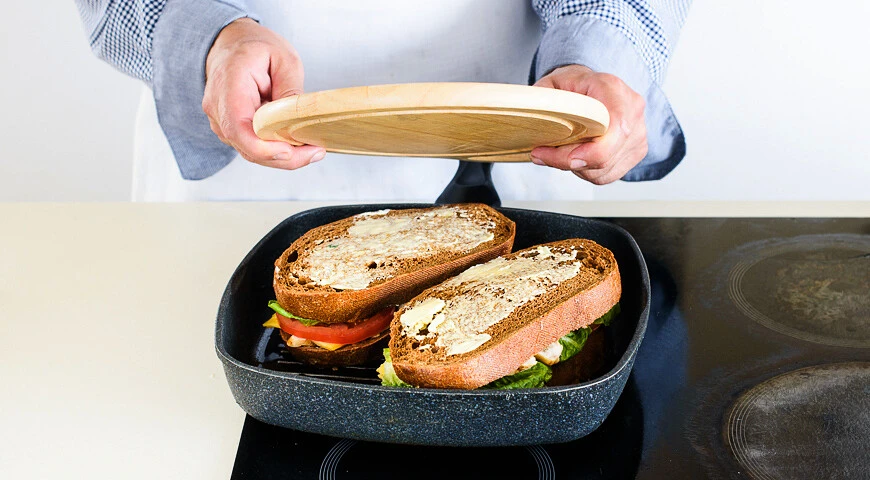 Heißes Sandwich mit Huhn, Käse und Tomaten