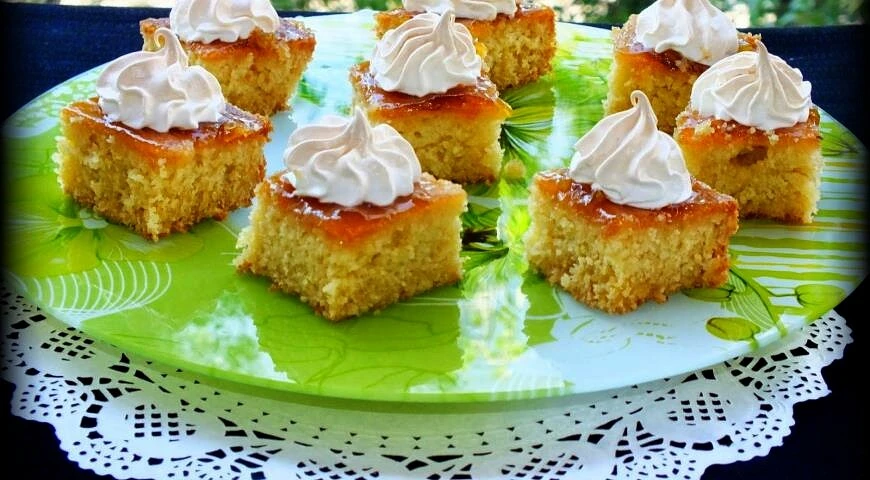 Cakes with apricot jam and meringue