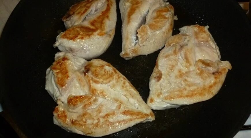 Pollo con salsa de frambuesas y queso azul