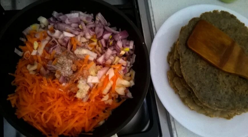 Torta de patata con cebollas y zanahorias