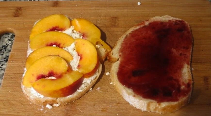 Sandwich with peaches, goat cheese and raspberry jam