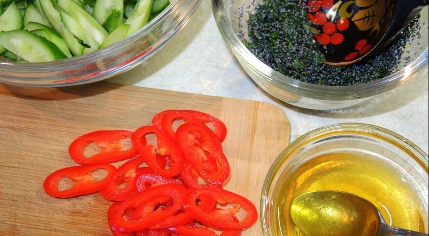 Spicy cucumber salad with poppy seed dressing