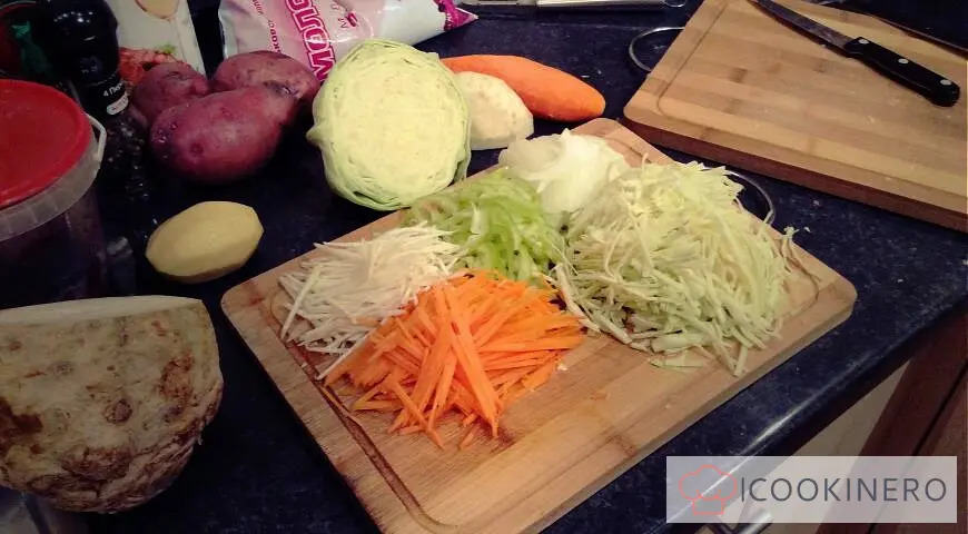 Crème-bortsch aux poivrons cuits au four, petits pains au bacon et ail au four