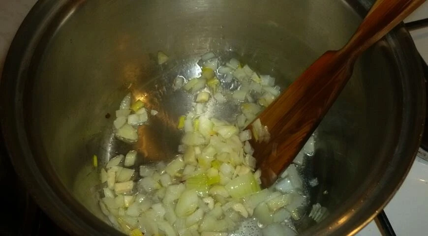 Zuppa di pomodoro con gamberi e olive