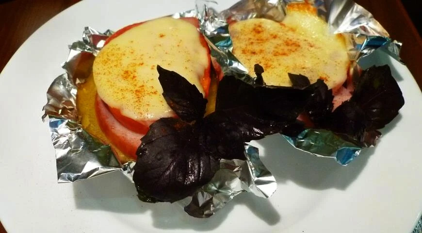 Pomme de terre cuite en papillote avec jambon et fromage